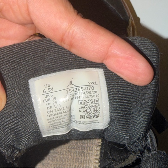 Nike Air Jordan | 12 Retro Boys sneaker Black & Yellow size 6.5Y (no shoe soles) - Picture 8 of 8